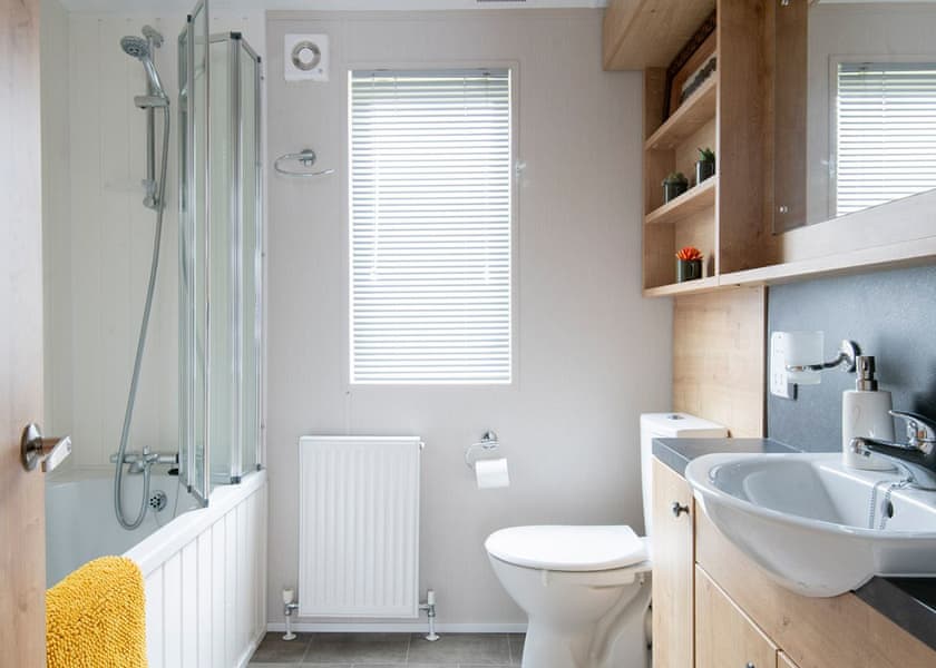 Lake Front Pet 2-bedroom Lodge (Sleeps 6) - Lakeview Manor Lodges, Dunkeswell, Honiton