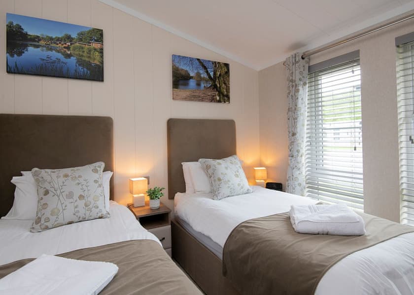 Lake Front 2 bedroom lodge - Lakeview Manor Lodges, Dunkeswell, Honiton