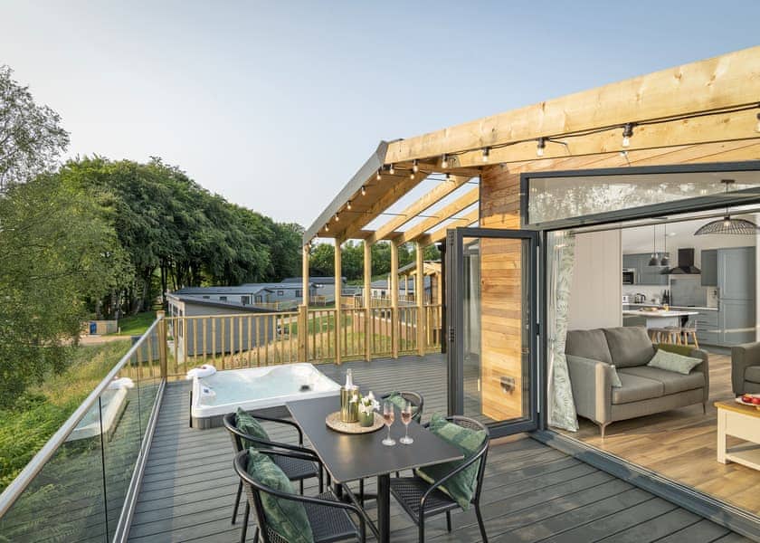 Valley Lake Front 2 bed Hot Tub Pet (sleeps 4) - Lakeview Manor Lodges, Dunkeswell, Honiton