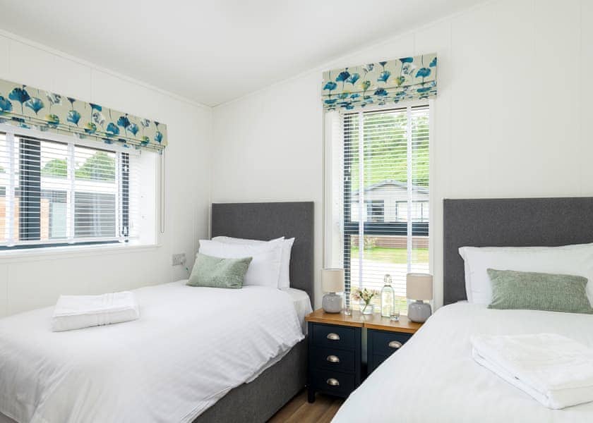 Valley Lake Front 2 bed Hot Tub Pet (sleeps 4) - Lakeview Manor Lodges, Dunkeswell, Honiton