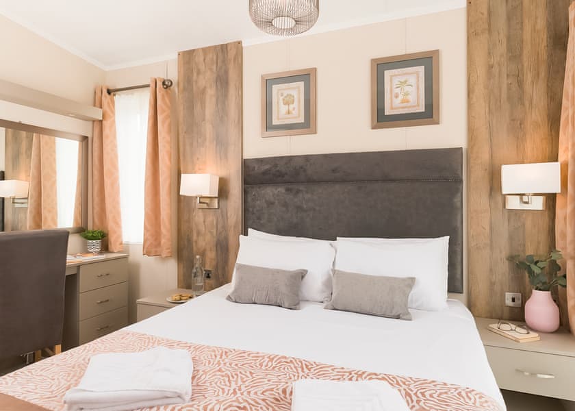 Valley Lake Front 2 bed Hot Tub Pet (sleeps 6) - Lakeview Manor Lodges, Dunkeswell, Honiton