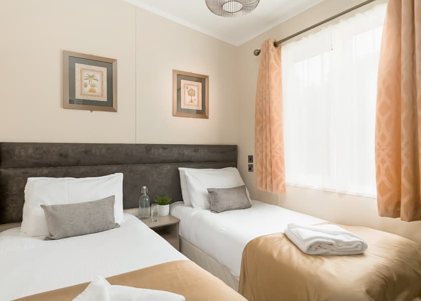 Valley Lake Front 2 bed Hot Tub Pet (sleeps 6) - Lakeview Manor Lodges, Dunkeswell, Honiton