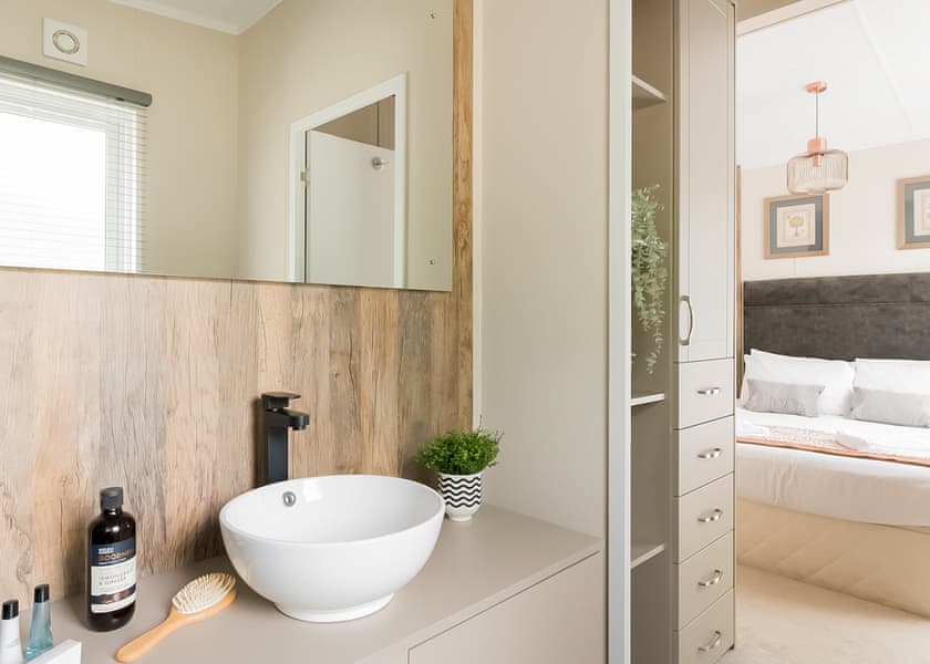 Valley Lake Front 2 bed Hot Tub Pet (sleeps 6) - Lakeview Manor Lodges, Dunkeswell, Honiton