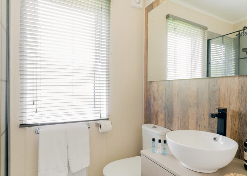 Valley Lake Front 2 bed Hot Tub Pet (sleeps 6) - Lakeview Manor Lodges, Dunkeswell, Honiton