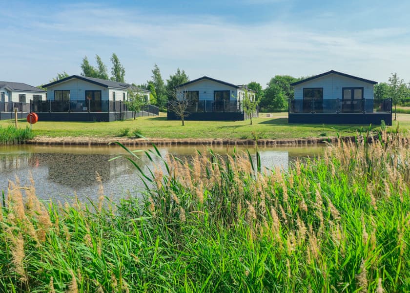 Lowgate Lodge VIP Pet - Serenity Lakes, Fleet