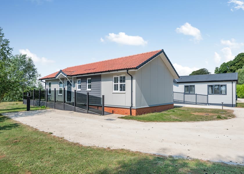Lowgate Lodge VIP Pet - Serenity Lakes, Fleet