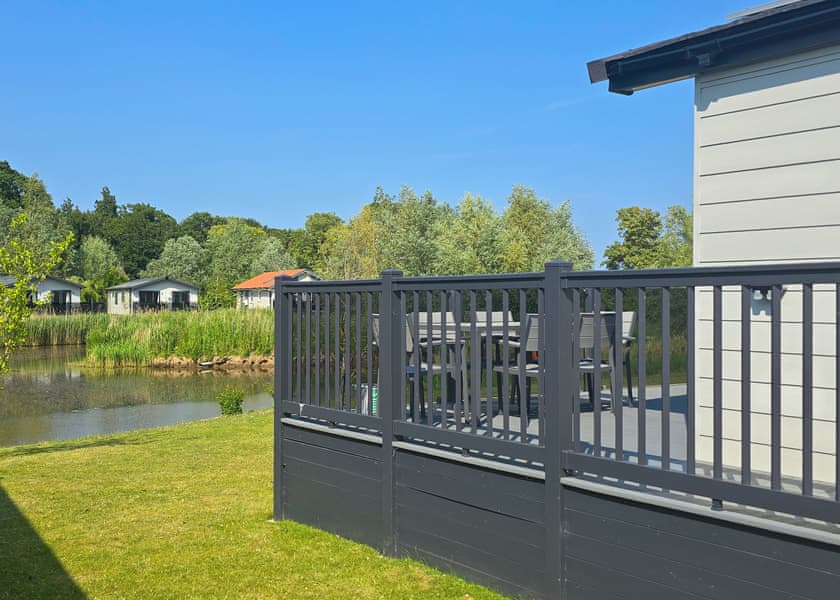 Lowgate Lodge VIP Pet - Serenity Lakes, Fleet