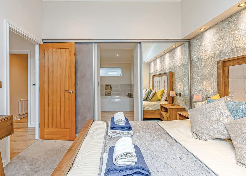 Classic 1 Bed Lodge Hot Tub (Pet) - Loch Lomond Holiday Park, Inveruglas, Argyll