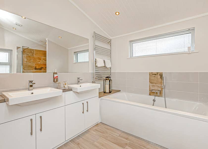 Classic 1 Bed Lodge Hot Tub (Pet) - Loch Lomond Holiday Park, Inveruglas, Argyll