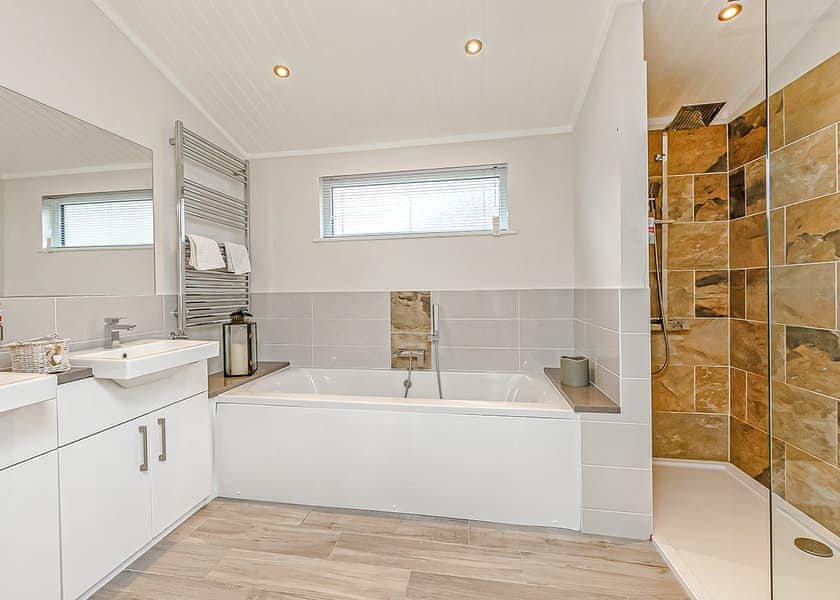 Classic 1 Bed Lodge Hot Tub (Pet) - Loch Lomond Holiday Park, Inveruglas, Argyll