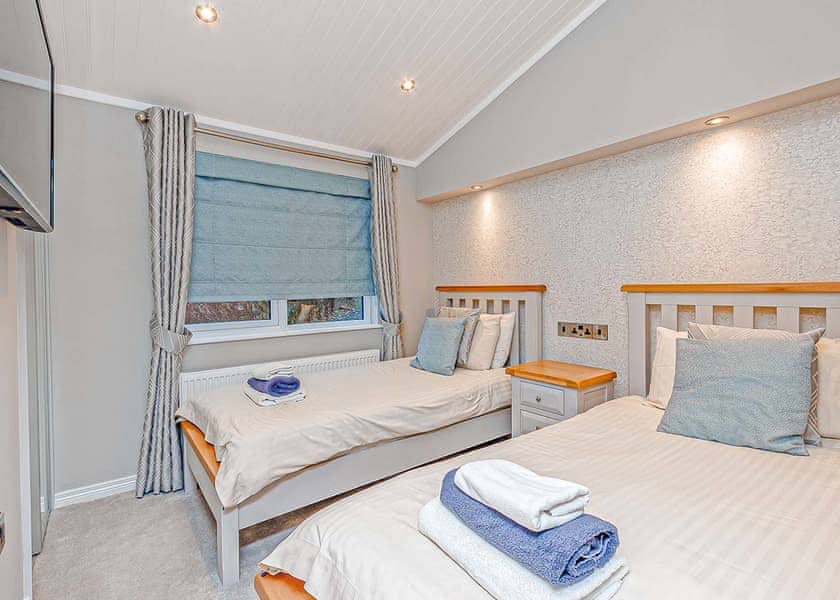Classic 2 Bed Lodge Hot Tub (Pet) - Loch Lomond Holiday Park, Inveruglas, Argyll