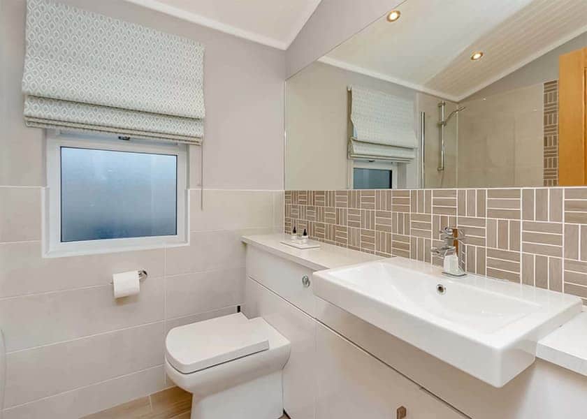 Classic 2 Bed Lodge Hot Tub (Pet) - Loch Lomond Holiday Park, Inveruglas, Argyll