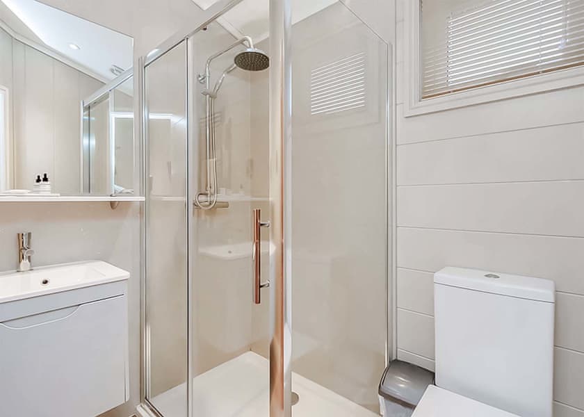 Classic 3 Bed Hot Tub Lodge Pet - Loch Lomond Holiday Park, Inveruglas, Argyll