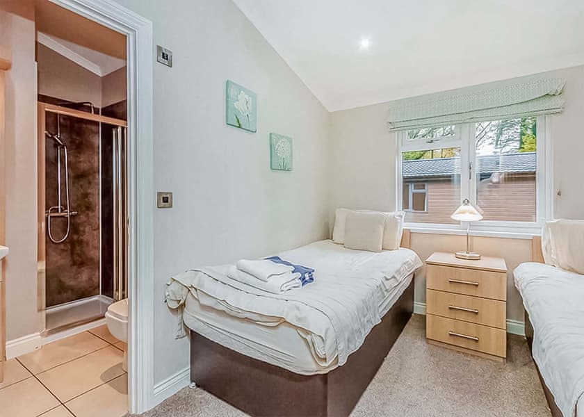 Classic 4 Bed Hot Tub Lodge Pet - Loch Lomond Holiday Park, Inveruglas, Argyll