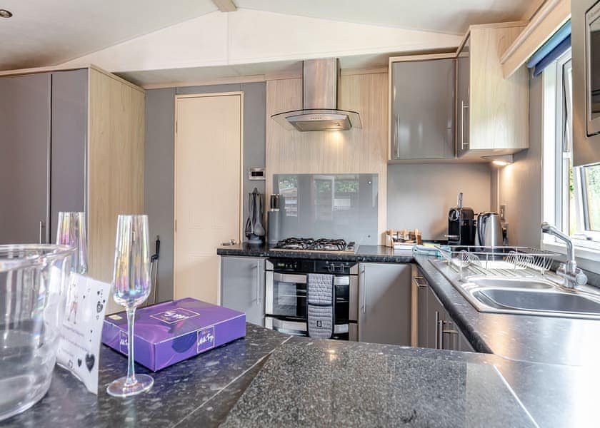 Peak Luxury Lodge Pet - Longnor Wood Holiday Park, Longnor, Nr. Buxton