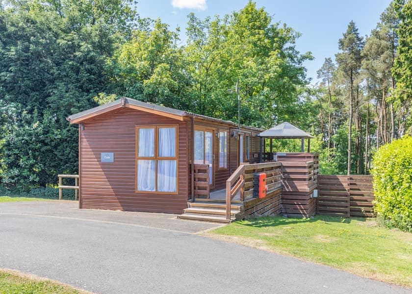 Buxton Pet Friendly Lodge with Hot Tub - Longnor Wood Holiday Park, Longnor, Nr. Buxton