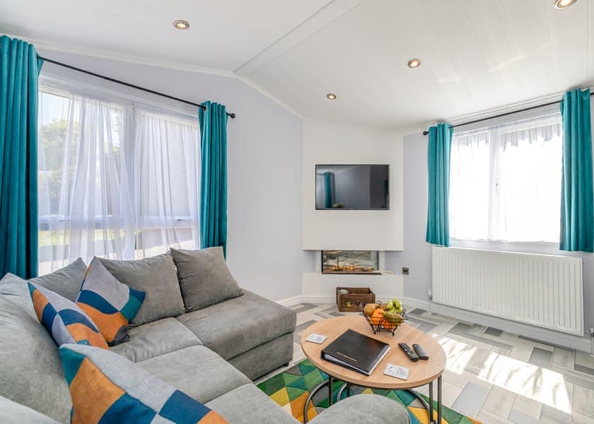 Buxton Pet Friendly Lodge with Hot Tub - Longnor Wood Holiday Park, Longnor, Nr. Buxton