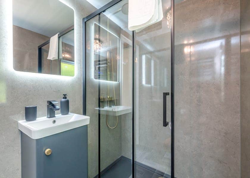 Peak Luxury Lodge - Longnor Wood Holiday Park, Longnor, Nr. Buxton