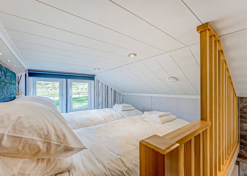 Hillside Cabin - Love2Stay Mid Wales, Newtown