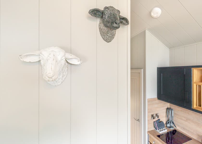 Black Barn Lodge 1 - Love2Stay Mid Wales, Newtown