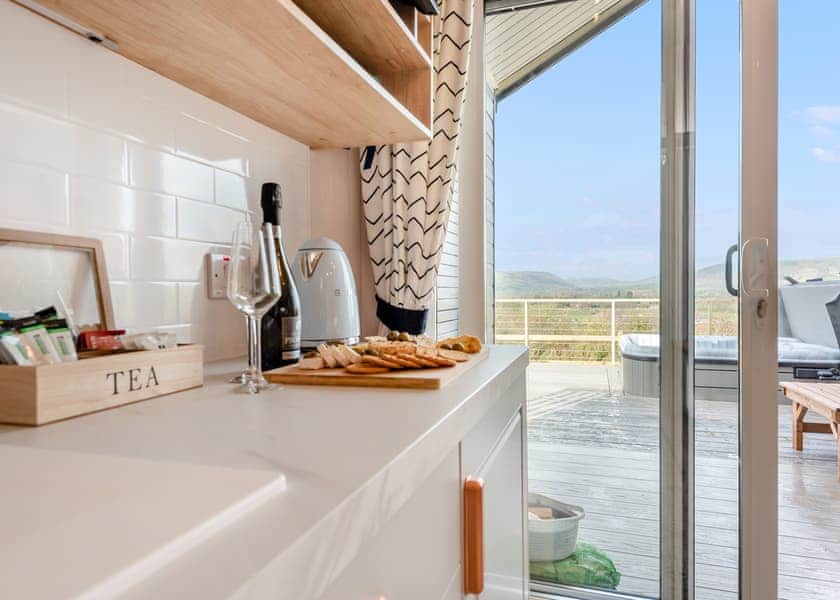 Hillside Cabin Platinum - Love2Stay Mid Wales, Newtown