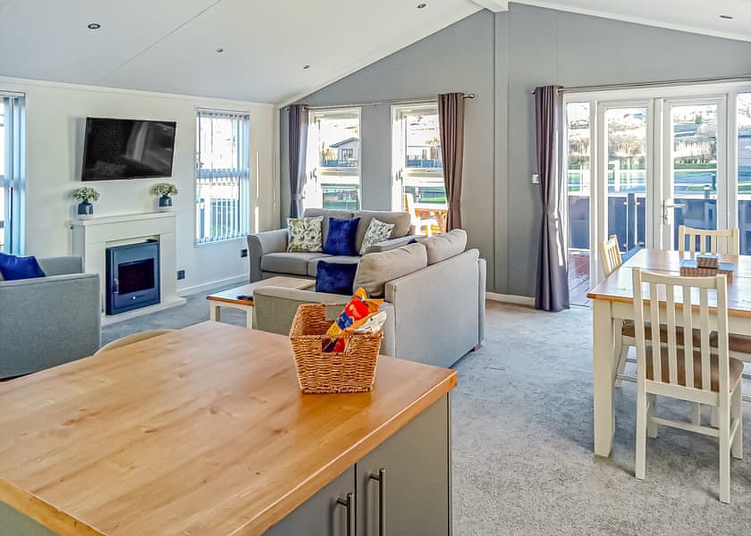 Premium Lodge 2 - Maesmawr Farm Resort, Caersws, Nr Newtown