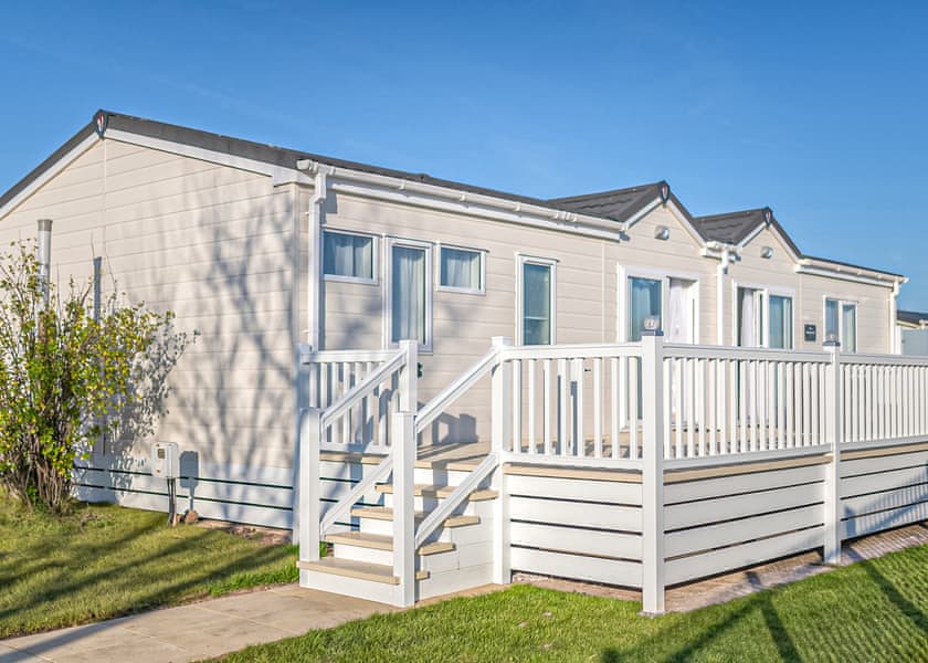 Swan Lake View Lodge - Marine Holiday Park, Rhyl