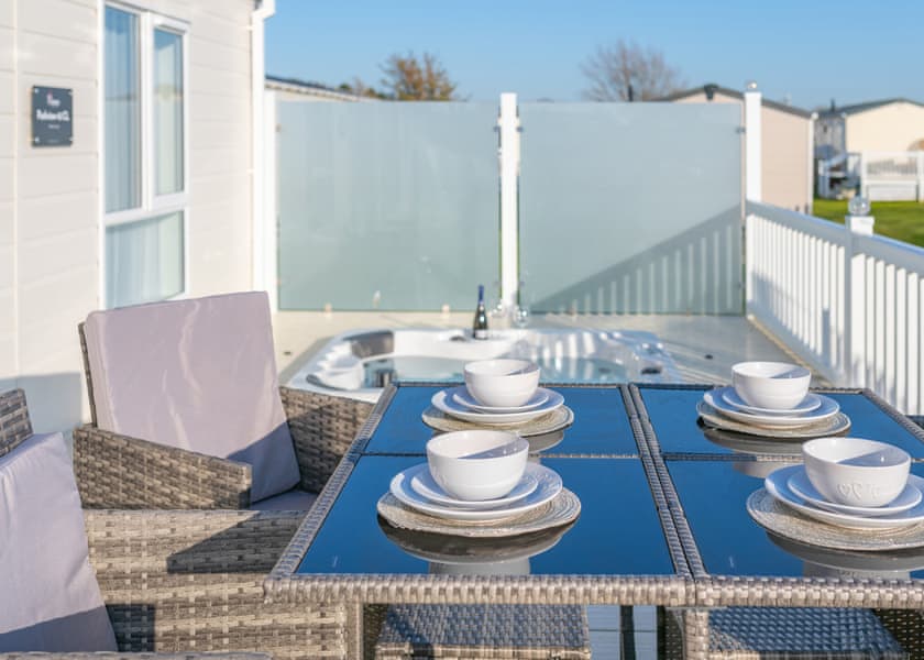 Swan Lake View Lodge - Marine Holiday Park, Rhyl