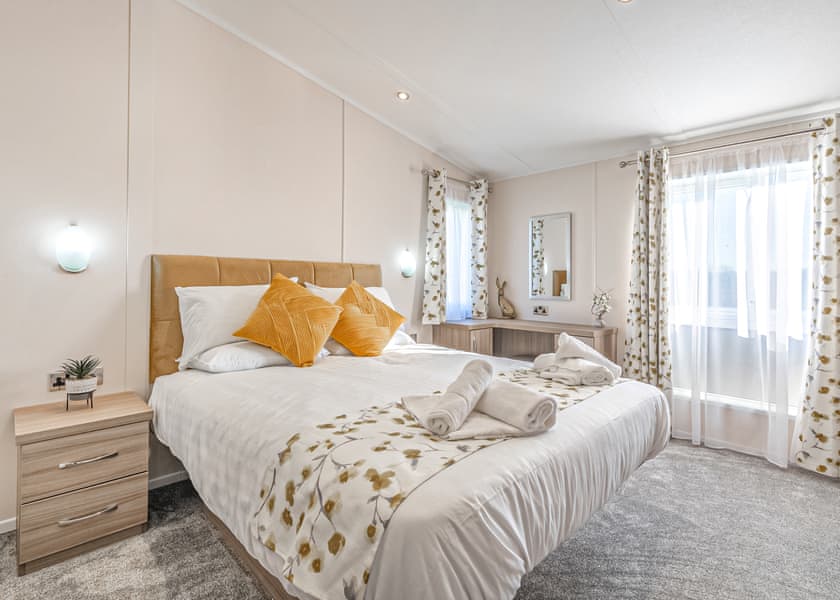 Swan Lake View Lodge - Marine Holiday Park, Rhyl