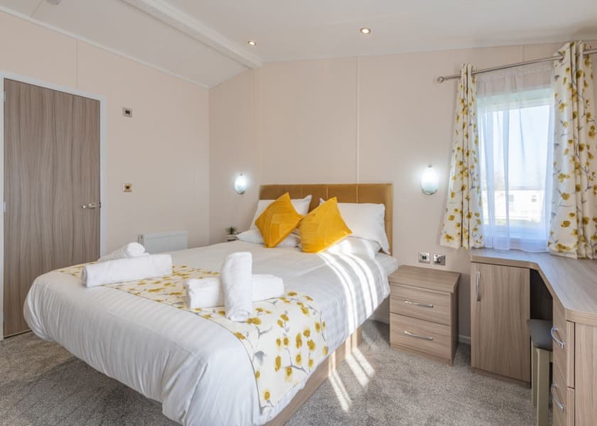 Swan Lake View Lodge - Marine Holiday Park, Rhyl