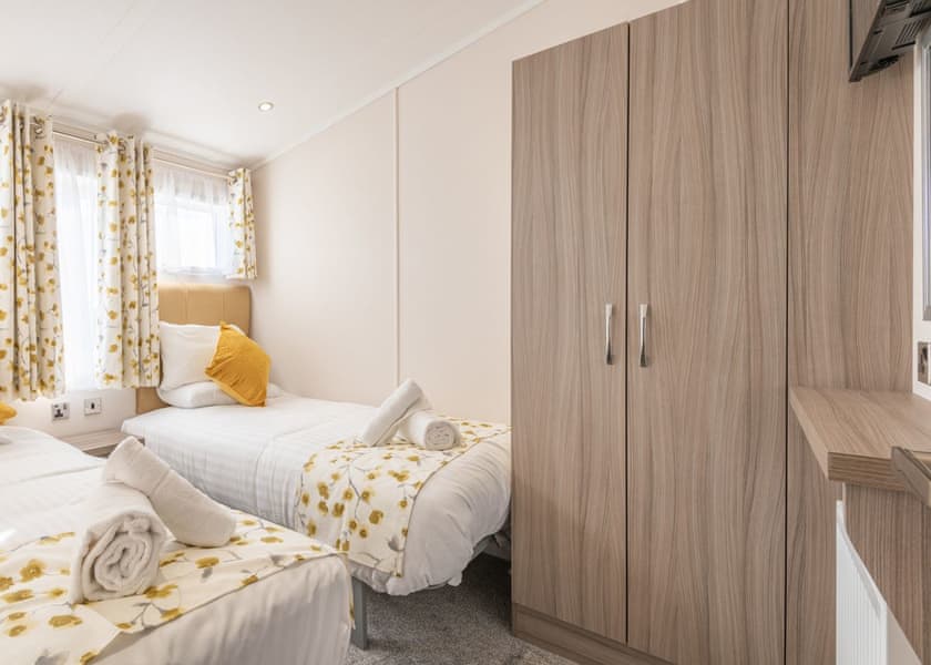 Swan Lake View Lodge - Marine Holiday Park, Rhyl