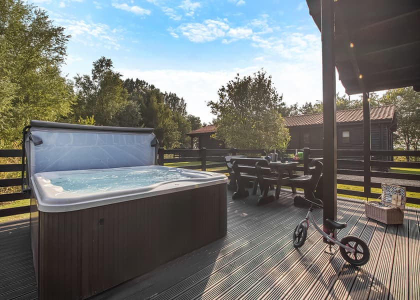 3 Bed Barn Hot Tub - Messingham Lakes, Messingham