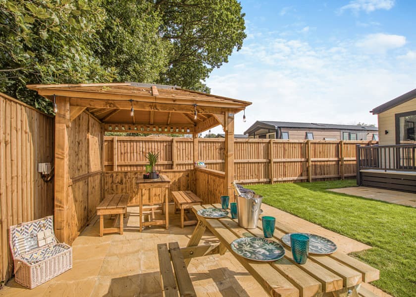 2 Bed Lux Garden Lodge - Messingham Lakes, Messingham