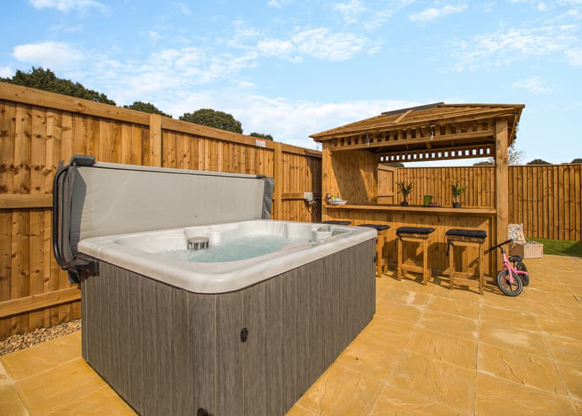 2 Bed Lux Garden Lodge Hot Tub - Messingham Lakes, Messingham