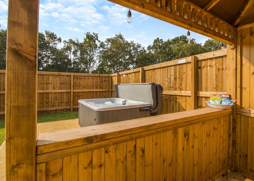2 Bed Lux Garden Lodge Pet Friendly Hot Tub - Messingham Lakes, Messingham