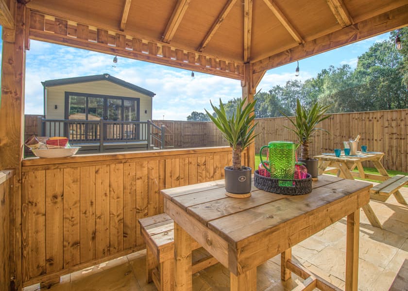 2 Bed Lux Garden Lodge Pet Friendly Hot Tub - Messingham Lakes, Messingham