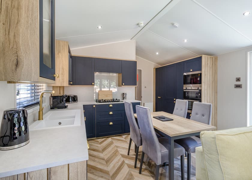 2 Bed Lux Garden Lodge Pet Friendly Hot Tub - Messingham Lakes, Messingham