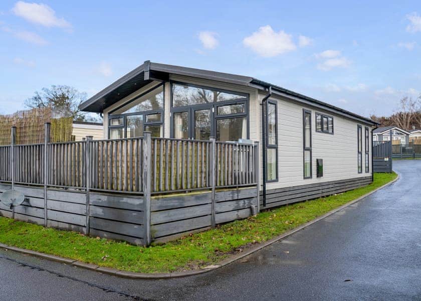 Deluxe Spa Pet - Alder Country Park, North Walsham