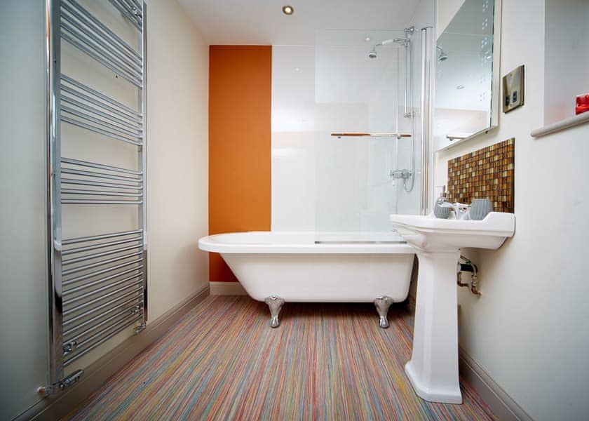 En-suite Bathroom with shower over bath | The Raj - North Star Sanctum, Fitling, near Hornsea