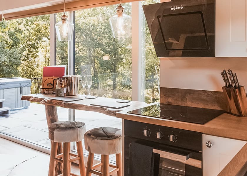 Oak Tree - Nant-y-Coed Lodges, Mochdre, Newtown