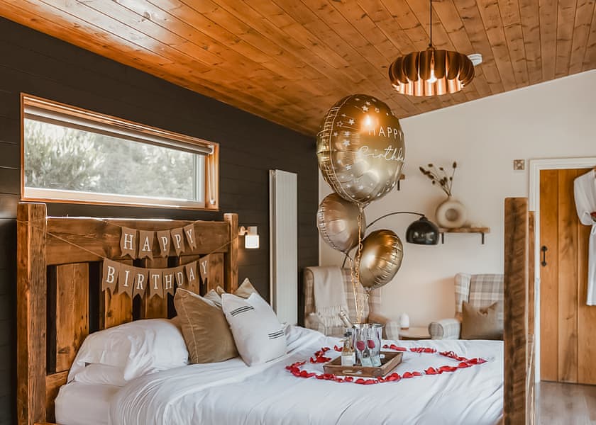 Oak Tree - Nant-y-Coed Lodges, Mochdre, Newtown