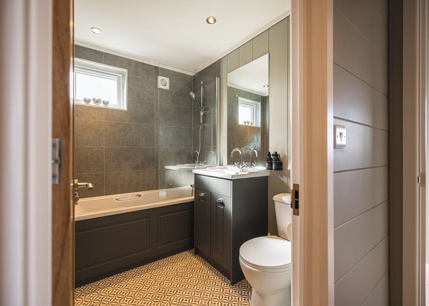 Waterfront Foresters Hot Tub Lodge - Oban Holiday Park, Oban