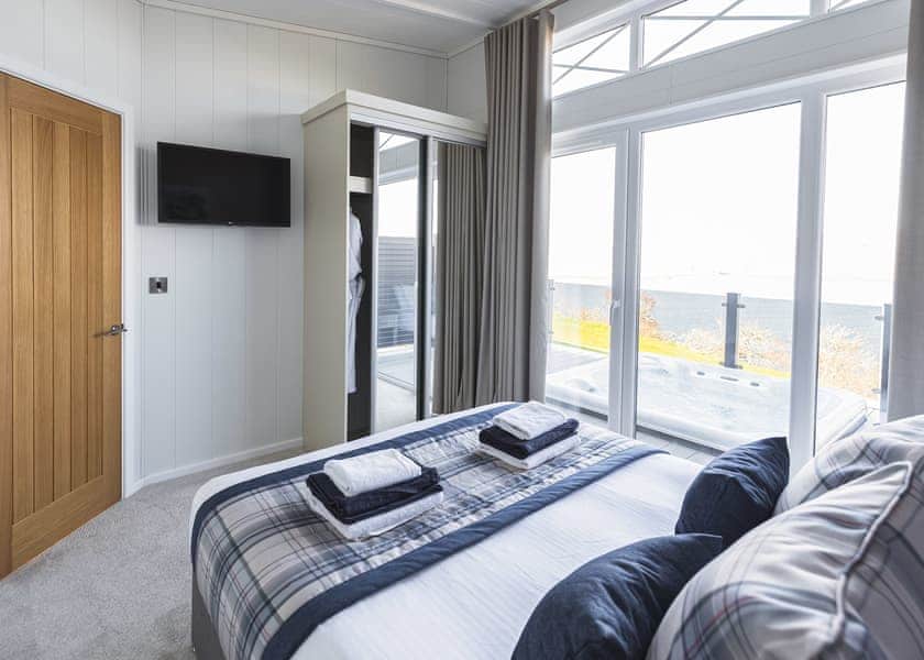 Waterfront Hampton Hot Tub Lodge - Oban Holiday Park, Oban