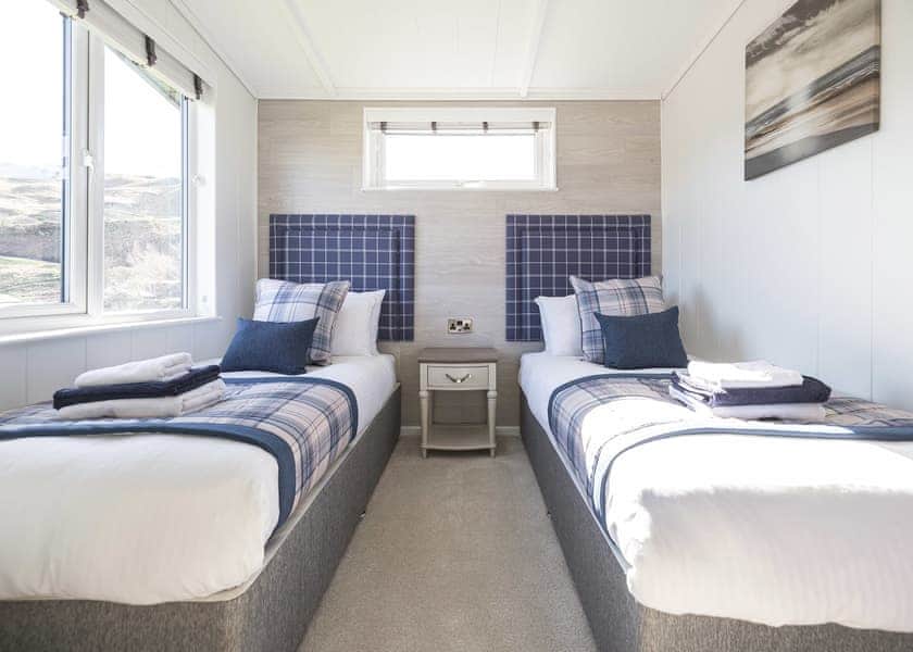 Waterfront Hampton Hot Tub Lodge - Oban Holiday Park, Oban