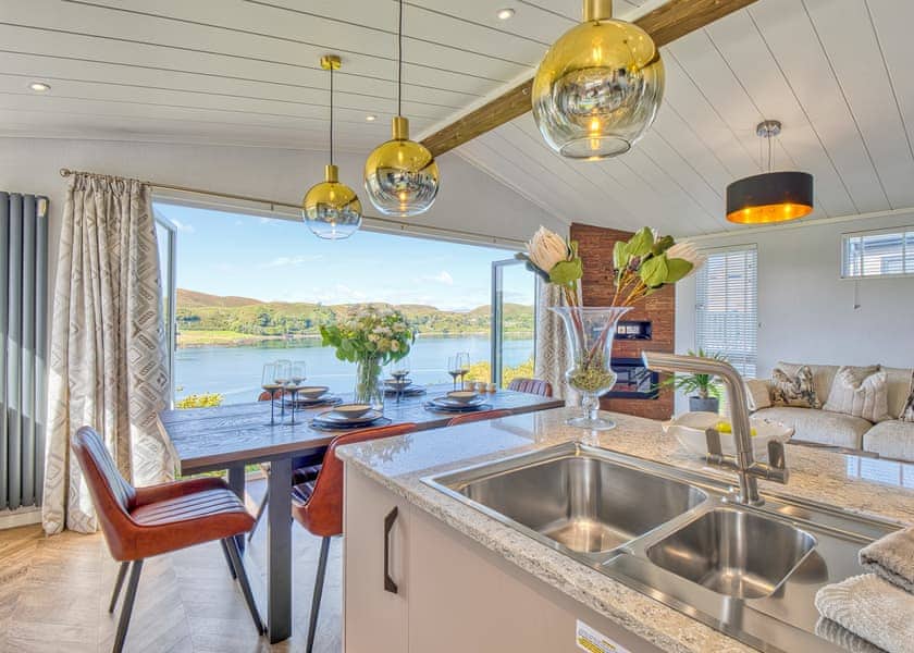 Waterfront Aurora Hot Tub Lodge - Oban Holiday Park, Oban