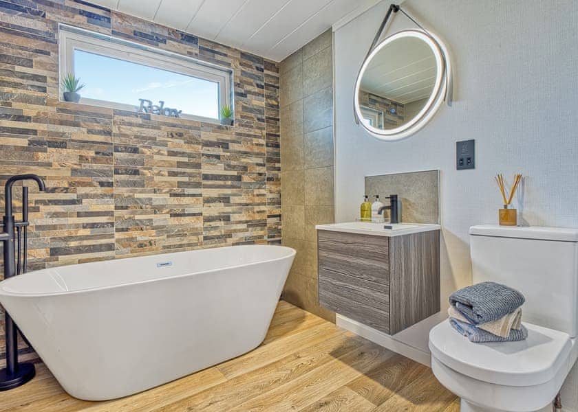Waterfront Aurora Hot Tub Lodge - Oban Holiday Park, Oban