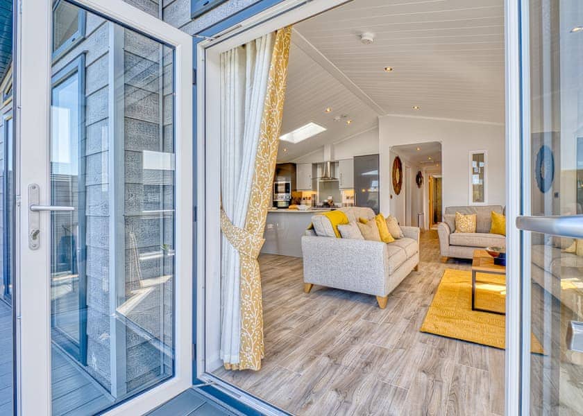 Waterfront Tamarack Hot Tub Lodge - Oban Holiday Park, Oban