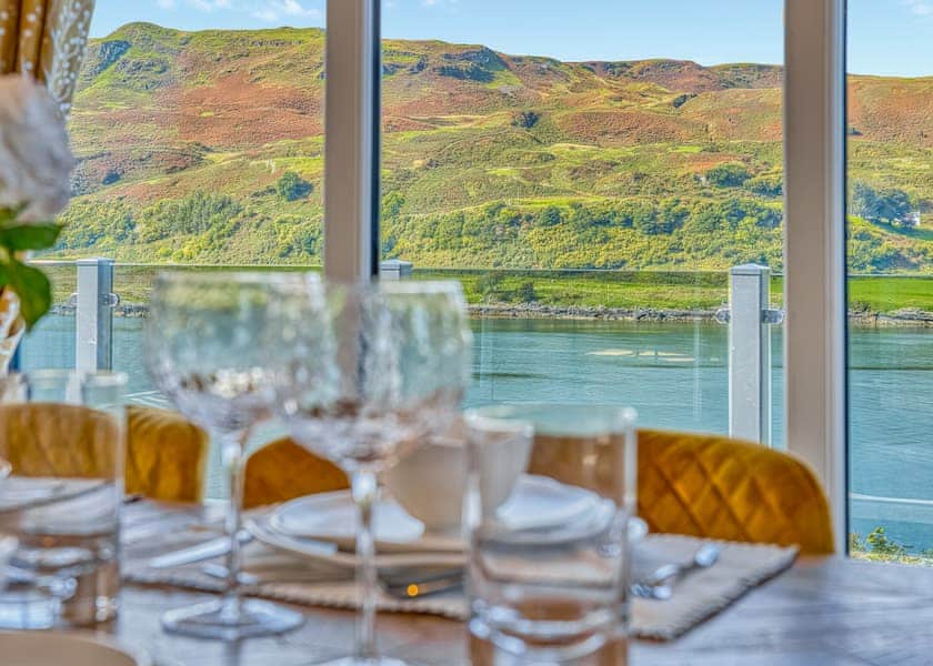 Waterfront Tamarack Hot Tub Lodge - Oban Holiday Park, Oban