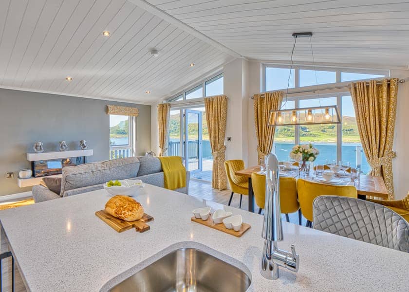 Waterfront Tamarack Hot Tub Lodge - Oban Holiday Park, Oban