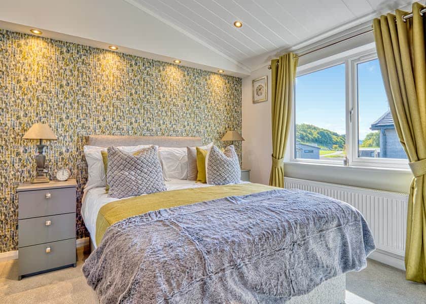 Waterfront Tamarack Hot Tub Lodge - Oban Holiday Park, Oban